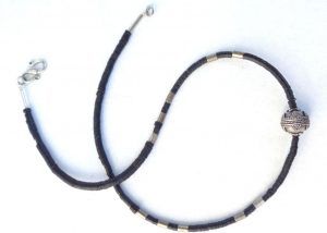 Halskette - Eine kleine traditionelle Silberperle ,turkmenisch-afghanisch, wird von Mini- Bakelit-Scheiben umgeben,- die ursprünglich aus Europa, jetzt aus Ghana kommen; Metall-Röhrchen