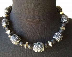 Halskette - 9 Pelangi-Perlen, Glas, nach mittelalterlichen, islamischen Originalen auf Java hergestellt, schwarze Lava-Kugeln und versilberte Keramik- Elemente, Griechenland