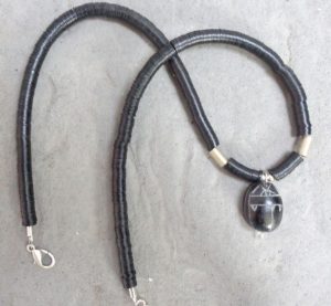 Halskette - Schwarzer Scarabäus, Glücksbringer, Ägypten ,an einer Kette aus kleinen Bakelit-Scheiben, Handelsperlen, ursprüngl.aus Europa, jetzt aus Ghana