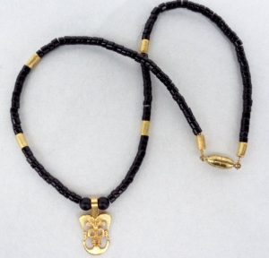 Halskette - Anhänger ist eine Replik der Tolima- Kultur, Columbien,(Original im Museo dell Oro, Bogota),; Onyx-Perlen und vergoldete Silberröhrchen; Magnetverschluss