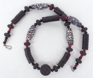 Halskette - Schwarz-weiße Millefiori-Perlen aus Java, schwarze Lava, Phillippinen und schwarte Bakelit - Scheiben, ursprünglich aus Europa, jetzt aus Ghana