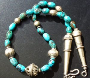 Traditionelle, alte Silberelemente aus Indien und ovale Perlen aus dunklem Türkis