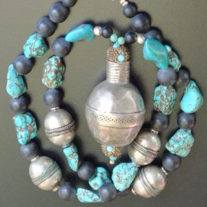 Großes, traditionelles und altes Silberelement, Turkmenistan, 4 große, alte Silberperlen, Afghanistan, Türkise und matte Onyx Perlen