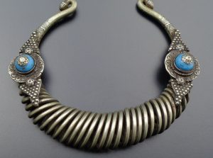 Aus Kamerun ein Halsring?, ein Beinschmuck? Jedenfalls alt und authentisch, aus Metall und 2 blauen Steinen
