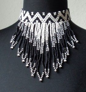 Traditionelle Perlenkette der Ndebele, Südafrika aus kleinen Glas-Handelsperlen, ursprünglich aus Böhmen, 2 Baumwollschnüre zum Binden