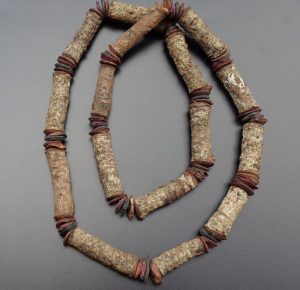 Kette der Aborigines , Australien aus Baumast –Stücken und Samen