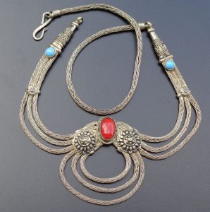 Silberkette mit rotem und 2 blauen Steinen aus Nepal