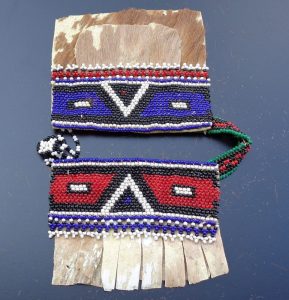 Traditionelle Perlenarbeit der Ndebele, Südafrika, vermutlich Teil eines Lendenschurzes für Kinder. Kleine Glasperlen aus Böhmen und Ziegenfell