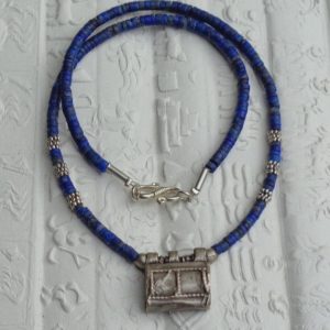 Sehr kleine Lapis Lazuli und einige silberne Scheiben führen zu einem alten äthiopischen Amulett