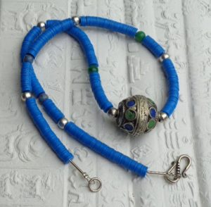 Kleine blaue Bakelit Scheiben, ursprünglich aus Europa, jetzt aus Ghana, eine traditionelle Berberperle, Marokko, kleine versilberte Perlen, Anatolien