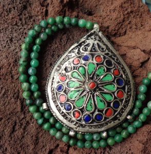 Großer nach traditionellen Mustern neu gearbeiteter Anhänger aus Marokko an einer Kette aus afrikanischen Jadeperlen