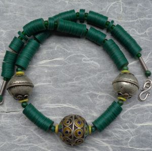 Grüne Bakelit Scheiben, ursprünglich aus Europa, jetzt aus Ghana, umspielen 3 traditionelle Silberkugeln der Berber, Marokko