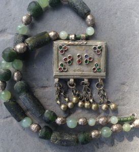 Orientalischer Nomadenanhänger; grüne Glasquader der Krobo, Ghana; Jadeperlen und äthiopische Silberelemente