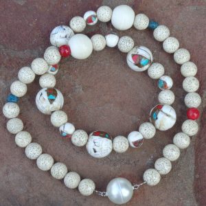 Große Perlen aus „Sacred Conch Shell“ – (Koncha Muscheln) mit Türkis und Korallen Einlagen, Tibet , Lotussamen, Thailand, Türkis und Jaspis - Magnetverschluss