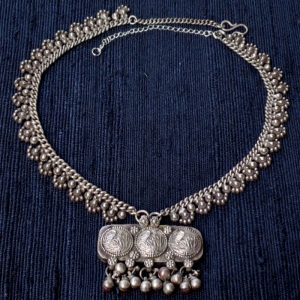 Traditionelle , alte Silberkette mit Anhänger aus Indien, Silber