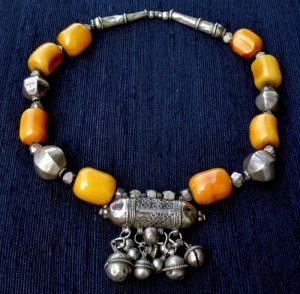 Altes Amulett und Silberelemente aus Marokko und afrikanische Bernsteine, alt und wertvoll, wenn auch von Menschen gemacht