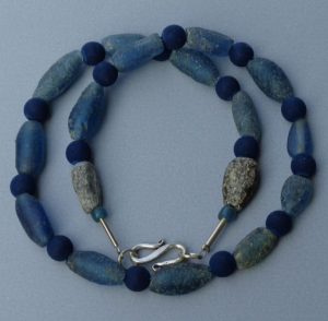 Sehr alte blaue Glasovale, nach Händlermeinung aus römischen Zeiten, und blaue Lavaperlen aus Italien