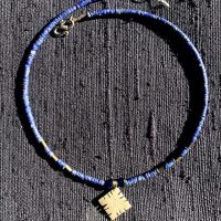 Kleine Lapis Lazuli Röhrchen und ein koptisches Kreuz