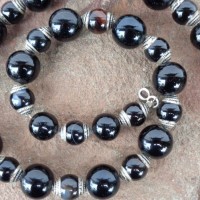 Polished Onyx Beads in 2 sizes, the smaller ones were enchased in Silver by Artisans in Nepallength: 50 cm, weight: 88 g, prize: € 88.-