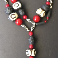 This necklace turns you optimistic! 2 types of Batik Bone Beads, Kenya, 2 sizes of red Bamboo Corals and Ceramic Beads from my own production length: 69 cm + 11 cm pendant weight: 203 g, prize: € 128,-